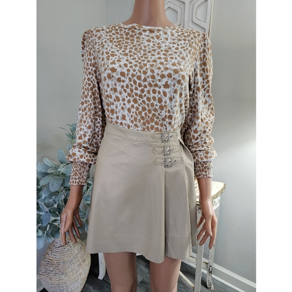 Superdown Jasmine Beige Buckled Pleated Faux Leather A-Line Mini Skirt Sz Medium - Picture 1 of 7